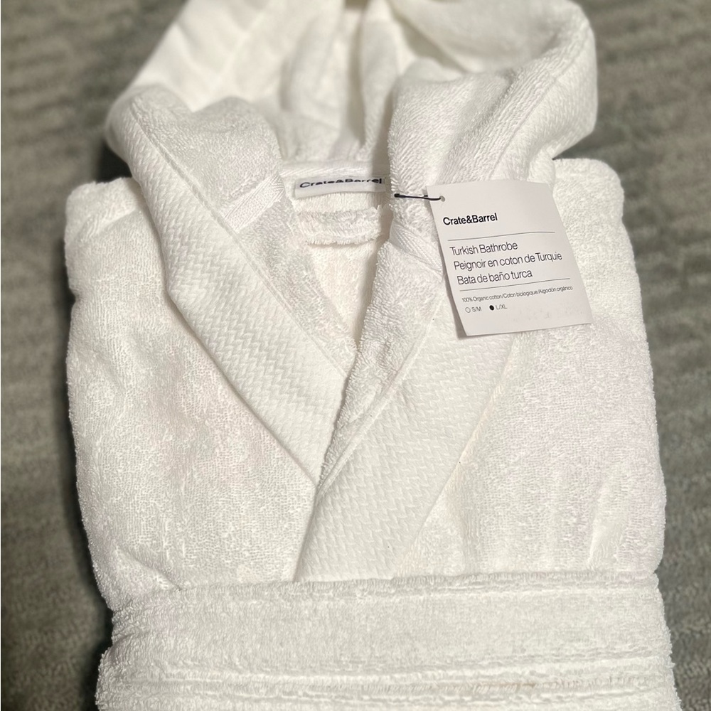 L/XL Crate&Barrel  White Bath robe - new w/tags!